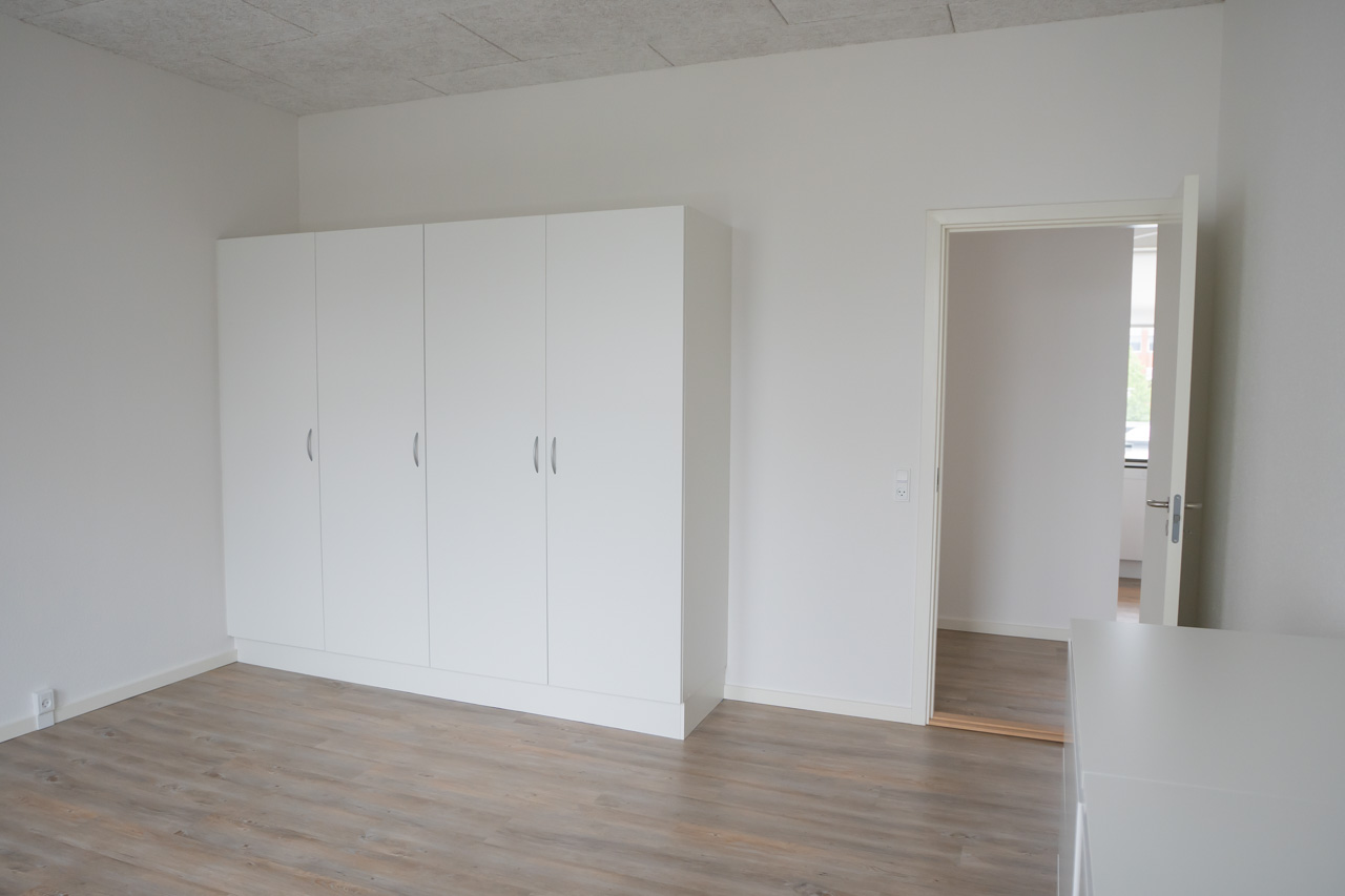Værelse med skabe – Bredgade 8 · 1. sal
